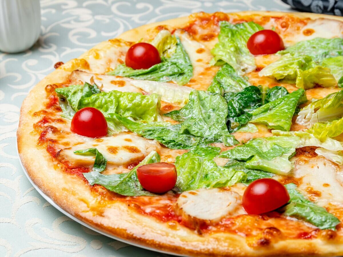    Пицца "Цезарь"© Getty Images / Alisa Korolevskaya