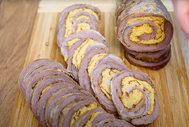 Рулет из мяса и яичных блинов: забываем о колбасе