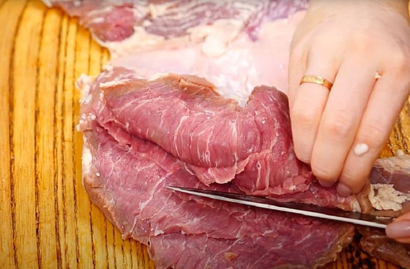 Рулет из мяса и яичных блинов: забываем о колбасе