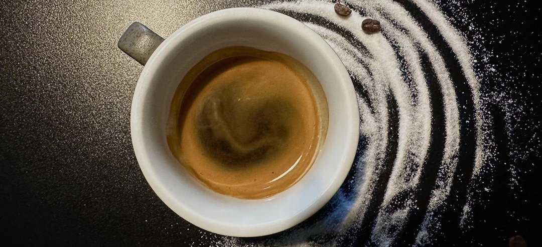 Соль в кофе: почему стоит попробовать этот странный трюк