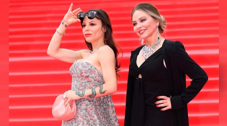 Орнелла Мути с дочерью на Московском фестивале