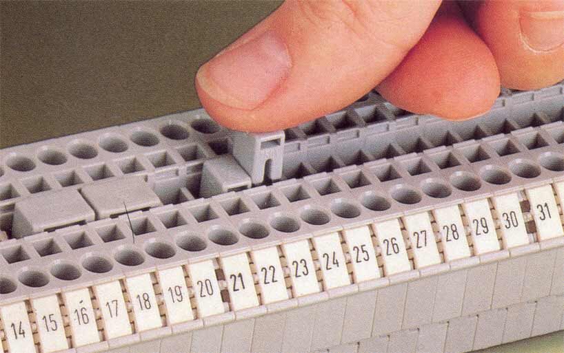 Рис. 1. Применение перемычек с переменным шагом упрощает электромонтаж