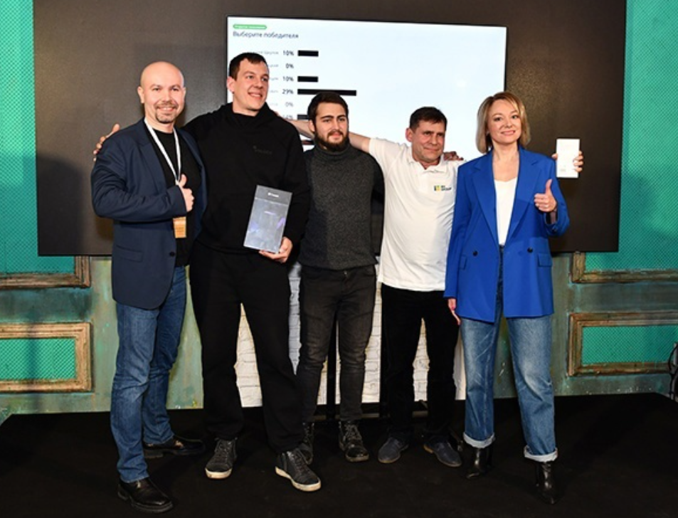 Сергей - по  центру, с бородой.