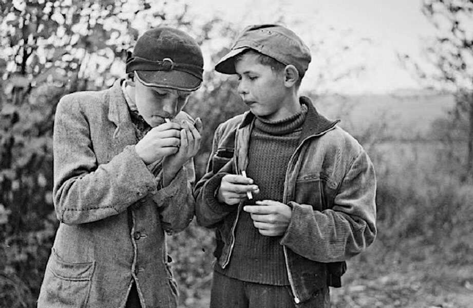 Это воспоминание о первой папиросе, о том, как мы покурили с другом в овраге у костра в очень юном возрасте