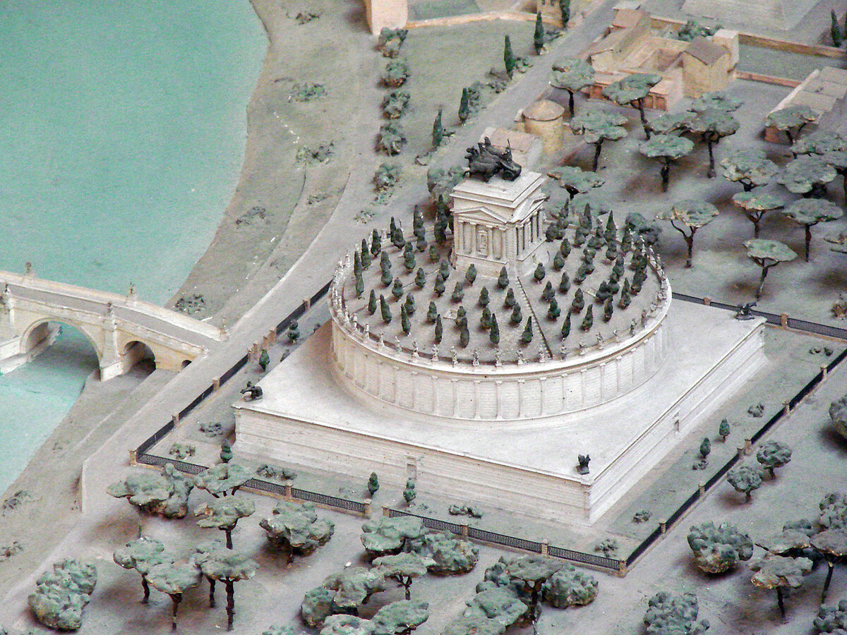 Возможный вид мавзолея Адриана. Музей римской цивилизации. wikipedia.org