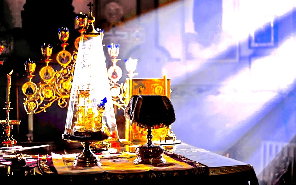 В качестве иллюстрации фото из Алтаря при совершении Литургии Преждеосвященных Даров в храме Воздвижения Креста Господня в Митине (оригинал изображения по ссылке: https://vk.com/wall-180495546_1230)