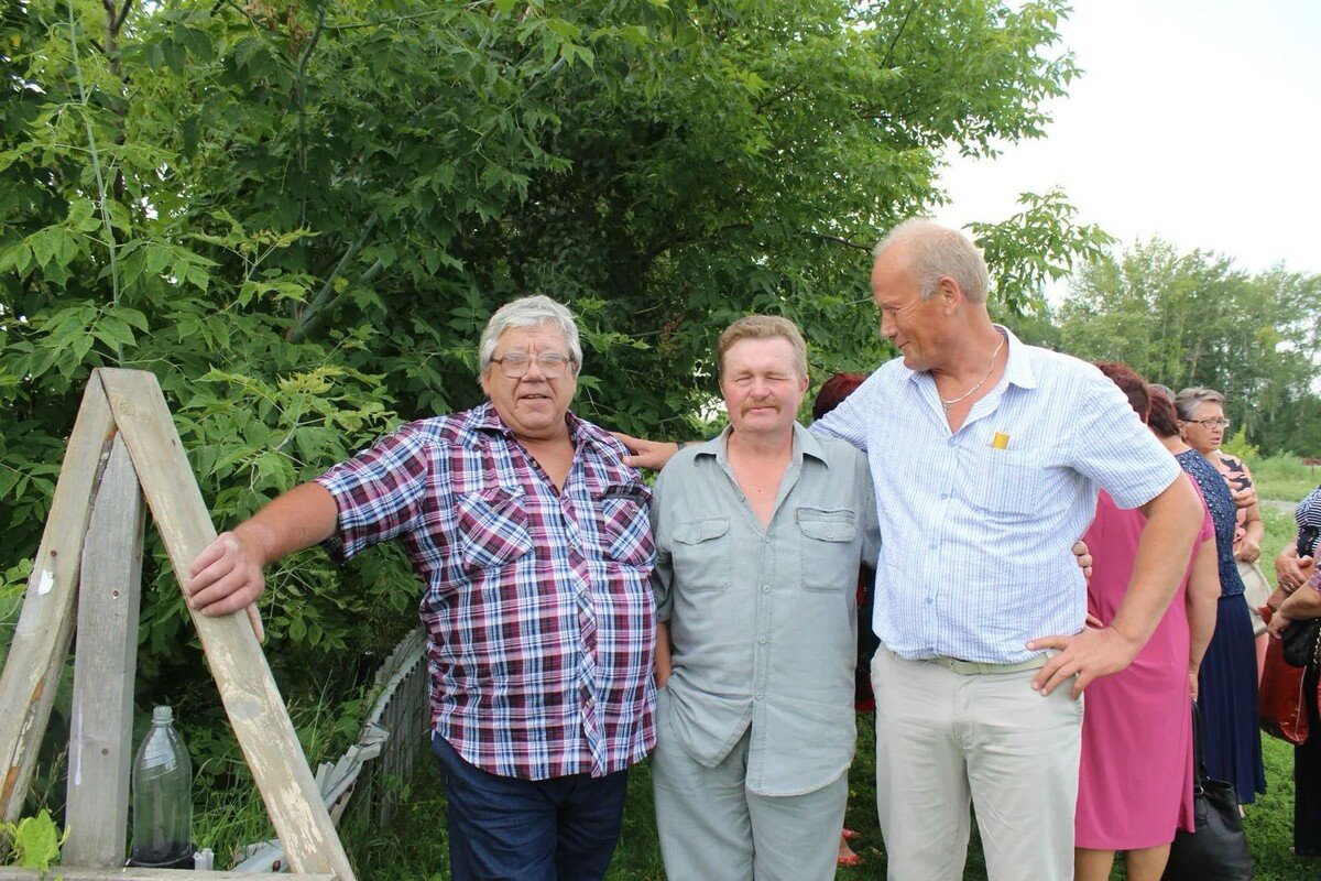 На фото: Встреча одноклассников. Виктор крайний слева. В центре Владимир. И далее автор.