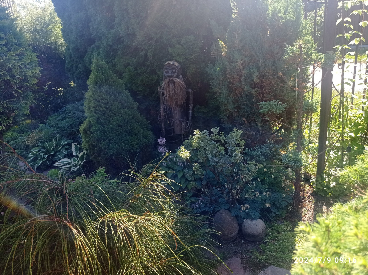 у входа в поместье