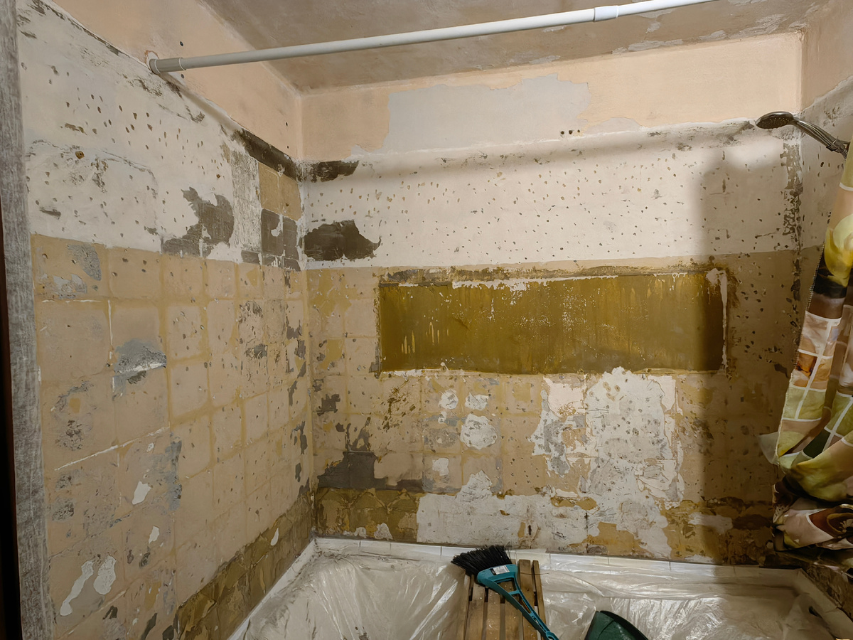 Так было после снятия старой плитки. 