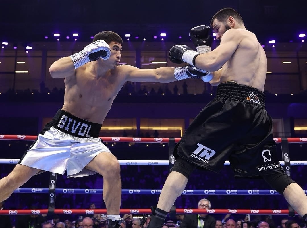 Кадр из второго боя Бивол-Бетербиев