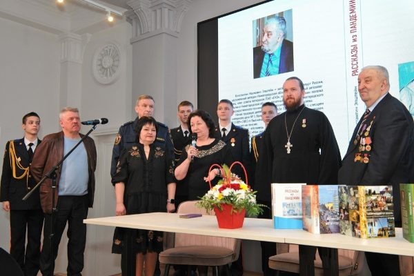 Заслуженный металлург России Константин Эпштейн выпустил книгу о пандемии и подвигах врачей  📷
