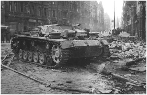 Подбитая германская самоходка на улицах Праги. Май 1945 г.
