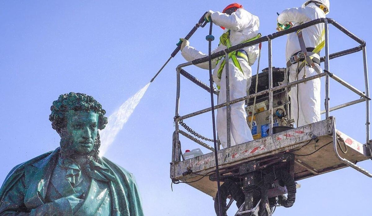     Рабочие моют памятник Пушкину. Источник: mos.ru Автор фото: Пресс-служба Мэра и Правительства Москвы