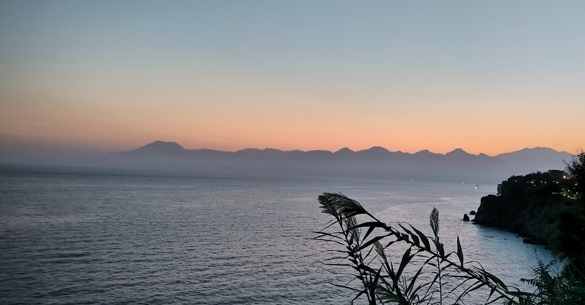 Пойдем-ка, Илюшенька, потанцуем. — Весело ты живешь, Анфиска. — Так я ж невлюбленная, Илюшенька. Невлюбленная! Фильм Девчата 