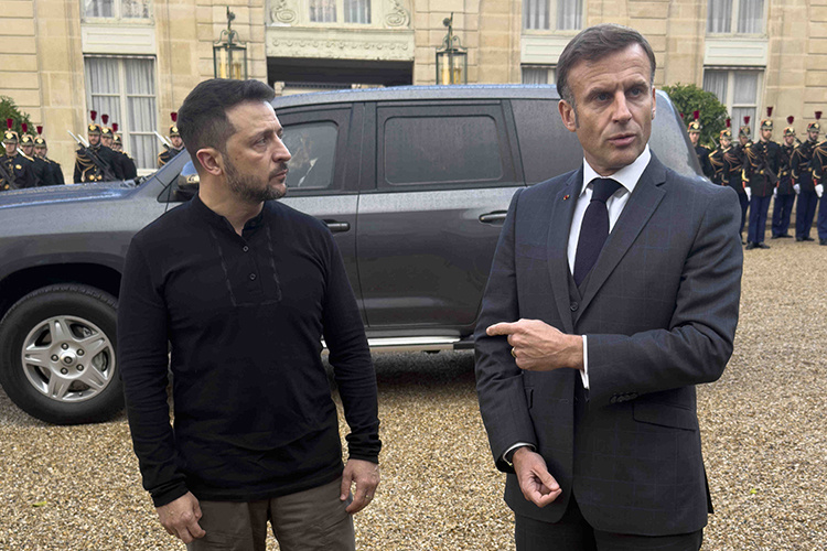    Эмманюэль Макрон (на фото с Зеленским) предлагает разместить на Украине европейские войска. Эти силы «не пойдут воевать на передовую, но будут там, как только будет подписан мир, чтобы гарантировать его полное соблюдение», — считает он.   
Фото: © Henri Szwarc/Keystone Press Agency/ www.globallookpress.com