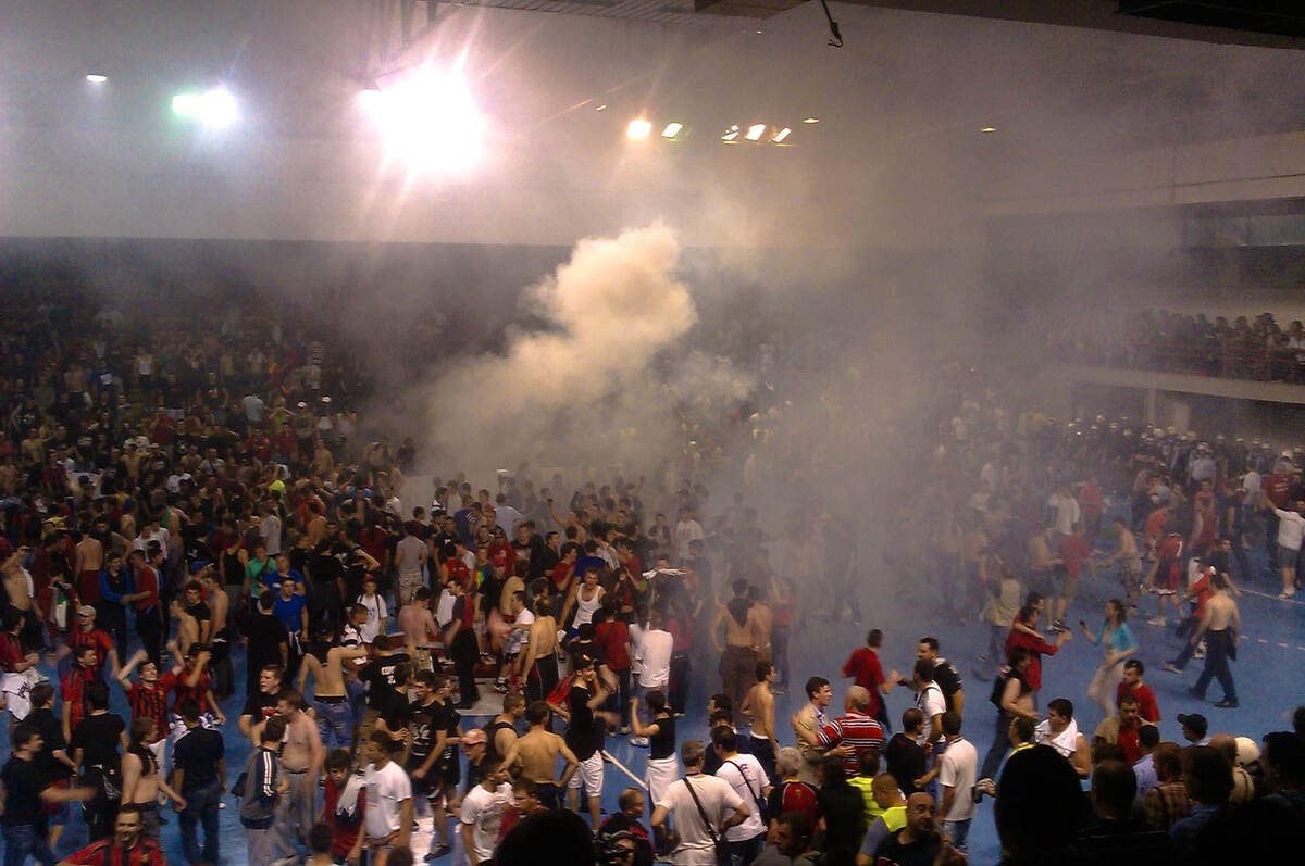    Дым на македонском гандболе - обычное дело