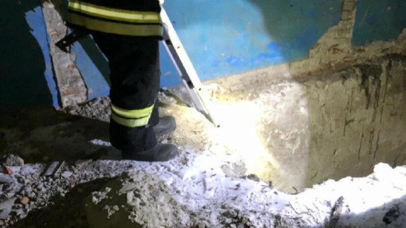     В Шелаболихе спасли упавшего в подвал заброшенной мельницы мужчину МЧС в Алтайском крае