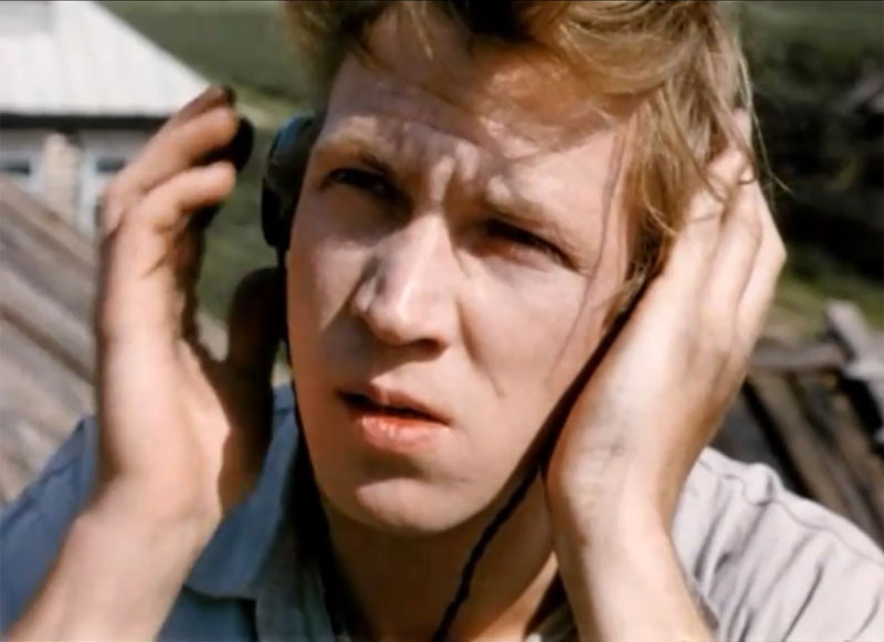 Николай Иванов в роли Кольки-радиолюбителя.