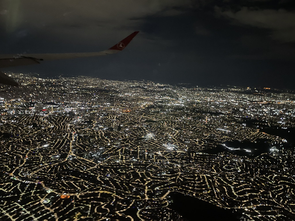 2. под крылом самолёта о чём-то грустит ночной Сан-Паулу