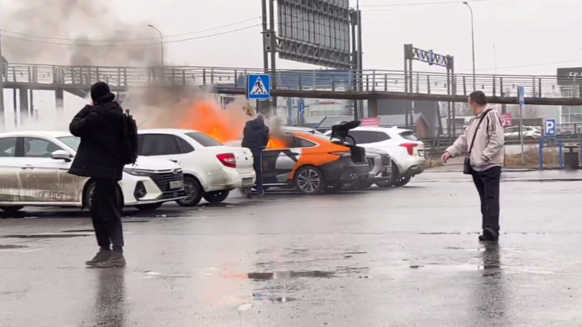    Фото: скриншот из видео в телеграм-канале «Мегаполис | ДТП и ЧП | Санкт-Петербург | Питер».