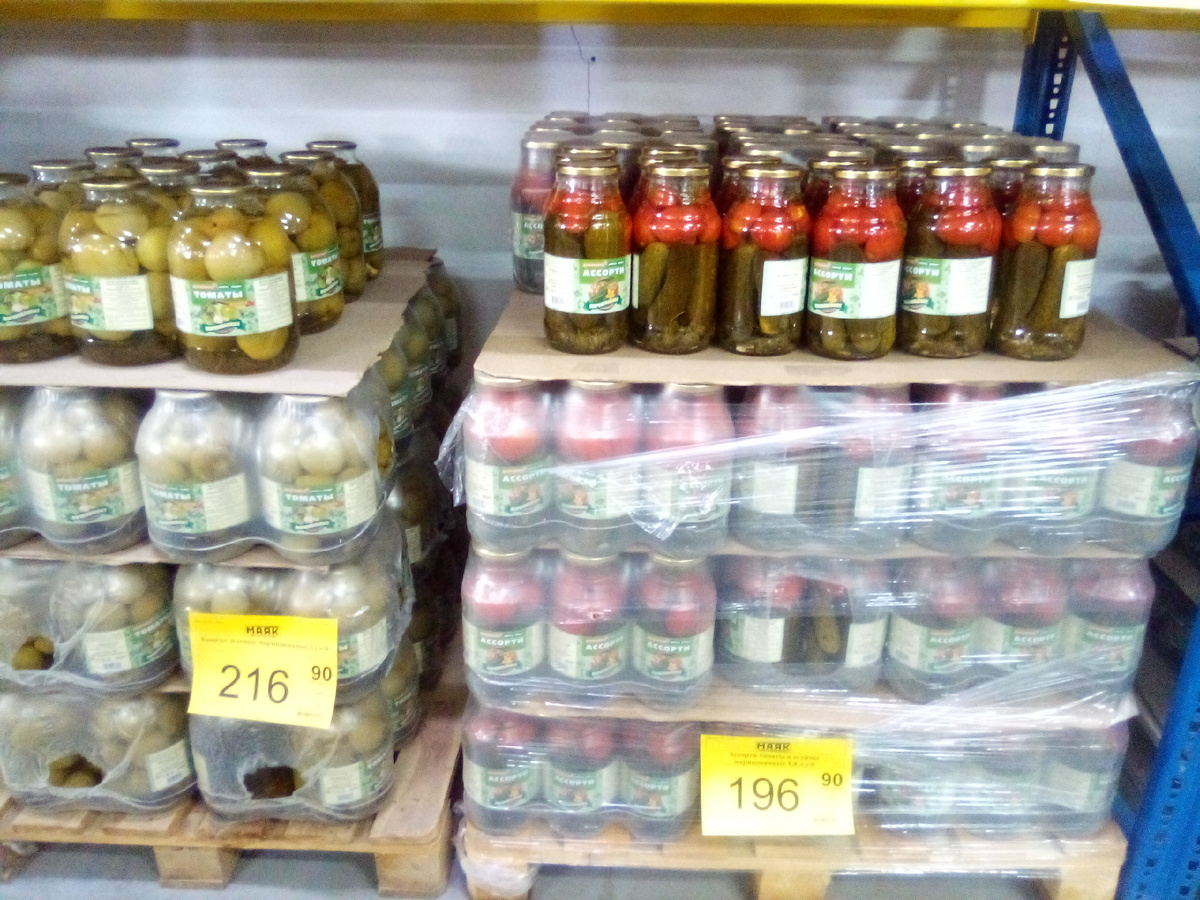 Различные консервы : зелёный горошек "Кубанский разгуляй", консервированные томаты, огурцы "6 соток.Черри, корнишоны" 720 мл, цена 176,90 руб. Ассорти томаты и огурцы, цена 196,90 руб. и др. Цены - см. в галерее.