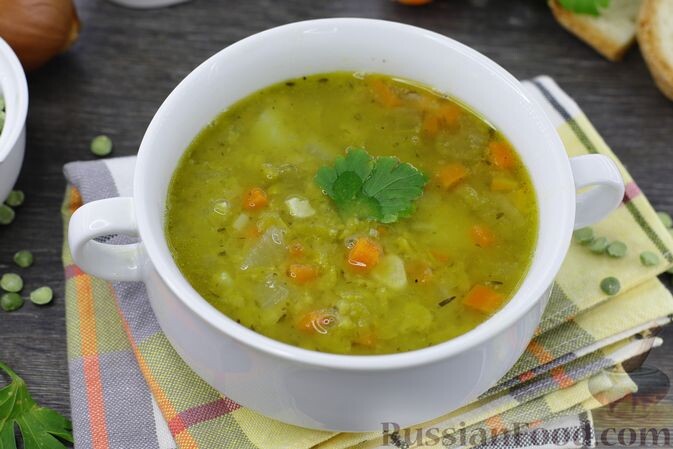 курица, горох, картофель, лук репчатый, сельдерей стеблевой, морковь, чеснок, масло растительное, лавровый лист, тимьян, орегано, соль, перец чёрный молотый