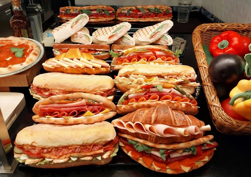 Аппетитная еда на витрине кофейни