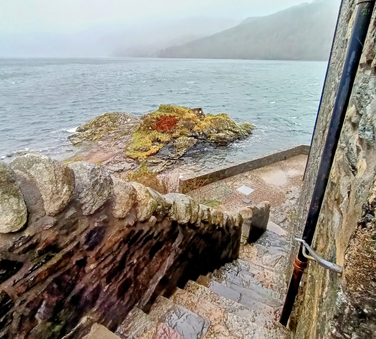 Спуск на террасу у озера. Castle Eilean Donan.Шотландия. Фото автора 