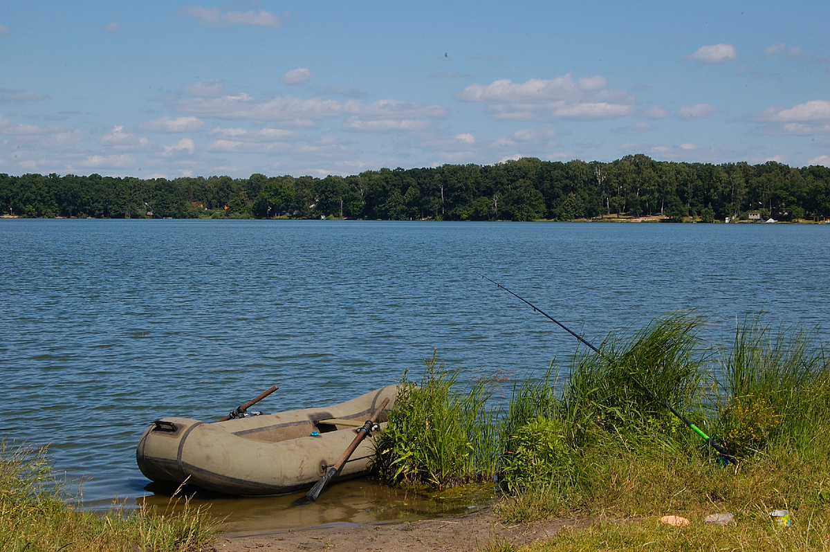 Рыбалка на озере. Источник фото: commons.wikimedia.org. Автор: evgeni-vatolin