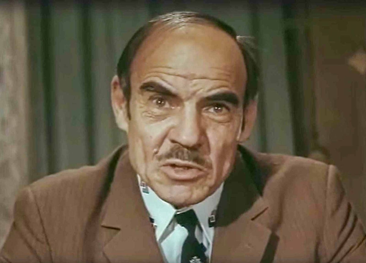 Кадр из фильма "Транзит". Михаил Глузский в роли отчима Тани