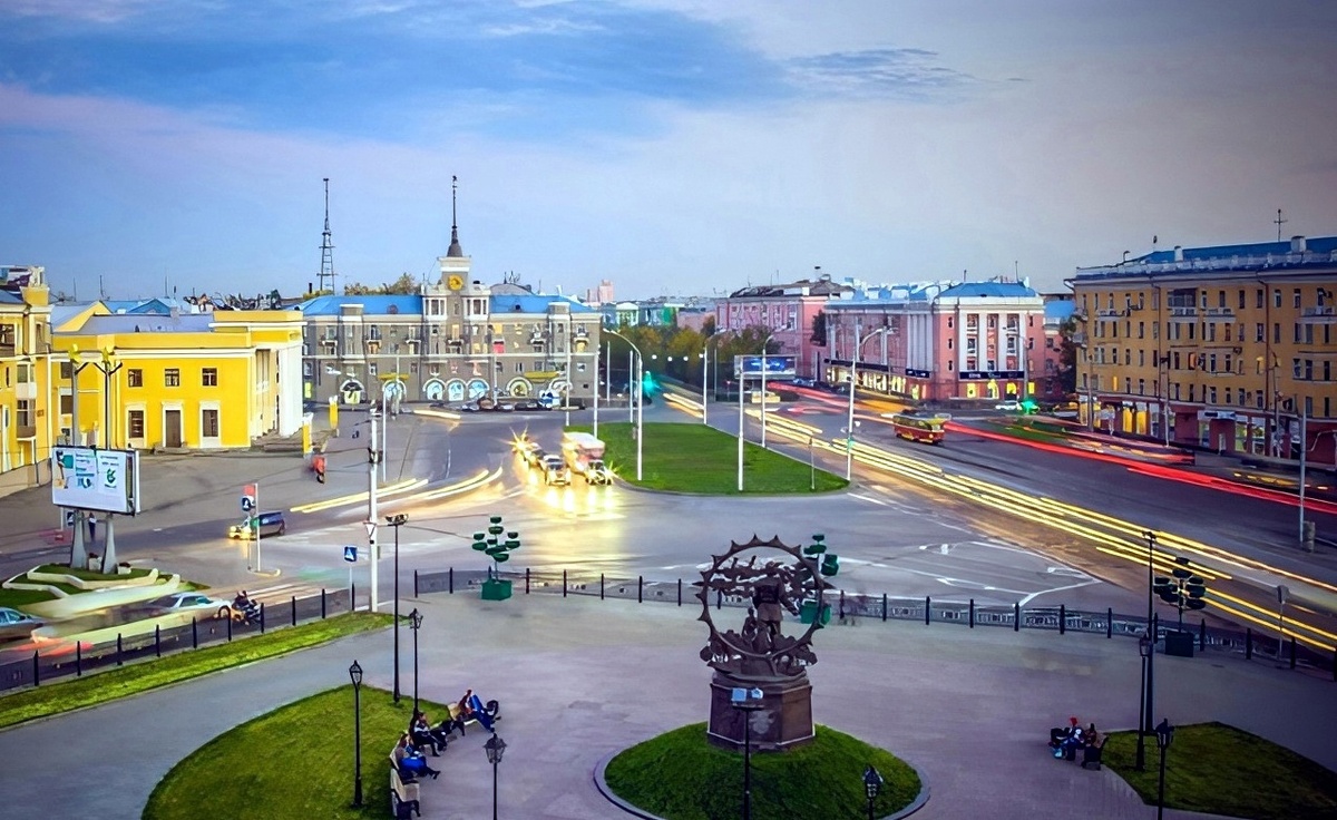 Барнаул. Площадь Октября сегодня. Убрали Ленина (см. след. фото), ну ок. Чем им помешали роскошные ели(?) - я не в курсе. Теперь площадь голая. Представьте, как эта  раскалённая  сковорода ощущается в жару - кайф невероятный!