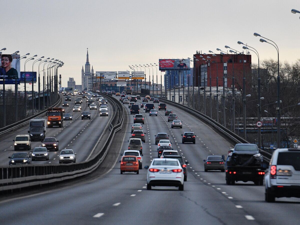    Автомобили едут по улице Мневники в Москве© РИА Новости / Наталья Селиверстова