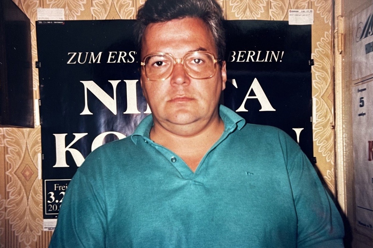 На фоне афиши моего концерта в берлинской филармонии. 