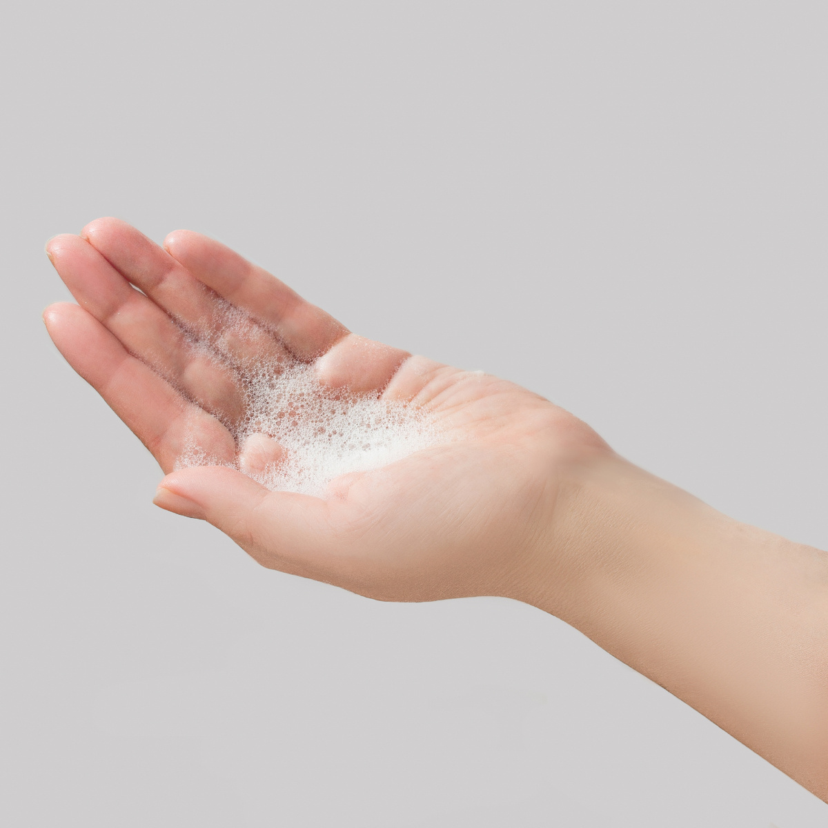 Нельзя использовать мыло и спиртосодержащие средства, так как они сушат и раздражают кожу. Лучше отдать предпочтение мягким гелям или пенкам без агрессивных поверхностно-активных веществ (ПАВ).