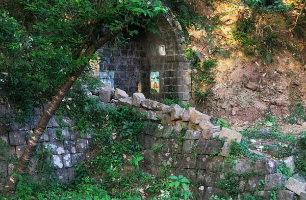 Старый вход в поместье "Клауд Энд". Верхняя Дхарамсала. Долина Кангра