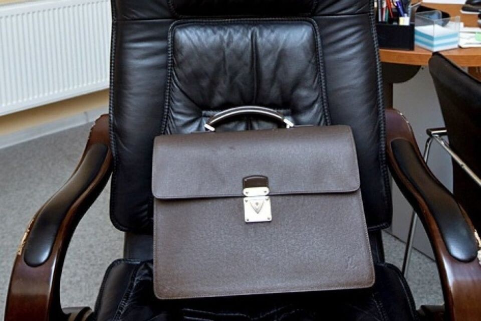    Кресло. Портфель. Источник: pexels.com