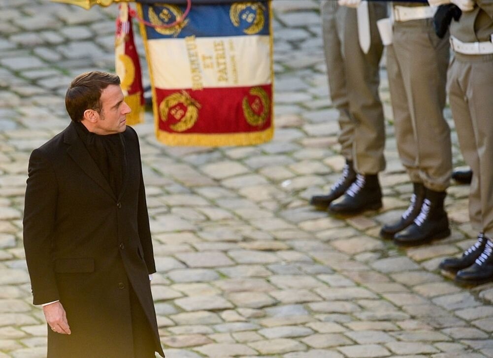 Президент Франции Макрон перед строем почетного караула. Источник: kurier.at.