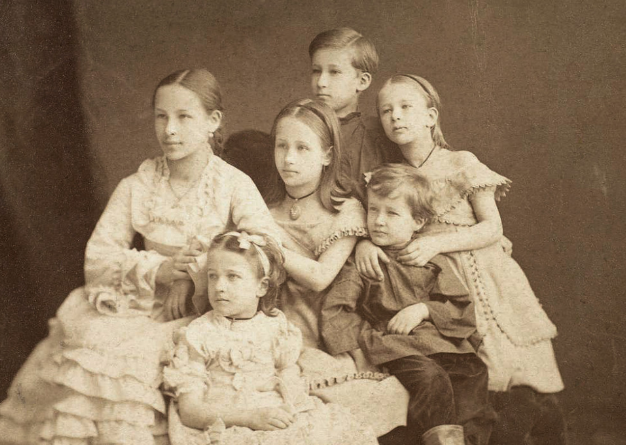 Фотография 1874 года. На ней шестеро детей Александра Александровича – старшего сына Пушкина: Наталья (15 лет), Мария (12 лет), Александр (11 лет), Ольга (10 лет), Анна (8 лет) и Гриша (6 лет)
