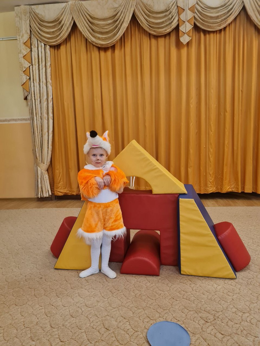 На фото дочка выглядит испуганной, хотя это уже ее 3-ий сезон, и она очень уверенно выступает на сцене))