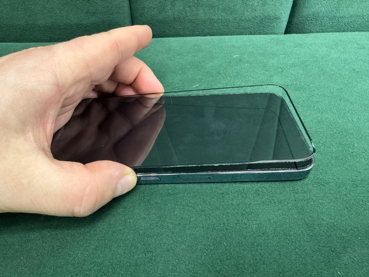 Снимаем старое защитное стекло