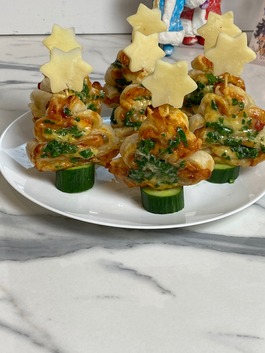 Канапе «Елочки» из слоеного теста. 