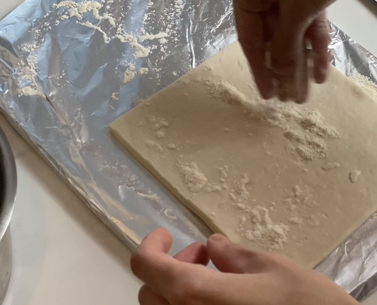 Посыпаем тесто мукой, раскатываем.