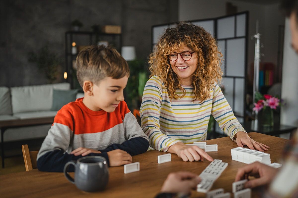 Черно-белая математика домино нравится и взрослым, и детям. Источник: Shutterstock📷
