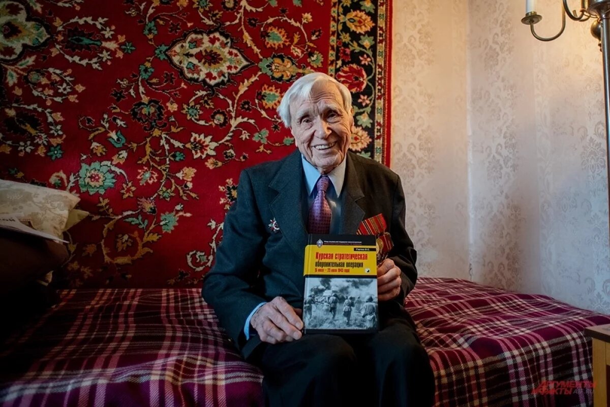    Книгу «Курская оборонительная стратегическая операция» Василий Степанович посвятил погибшему в 1947 году отцу.