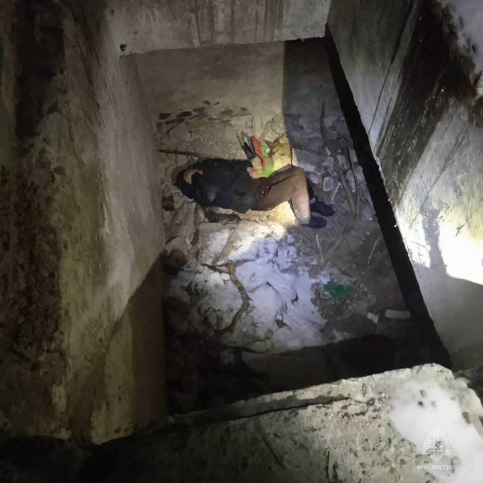    Спасение мужчины из подвала. Источник: t.me/mchs_altkray