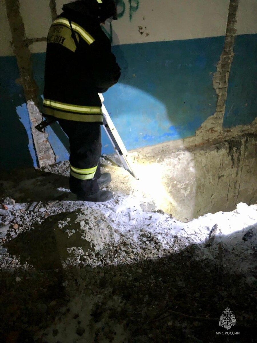    Спасение мужчины из подвала. Источник: t.me/mchs_altkray
