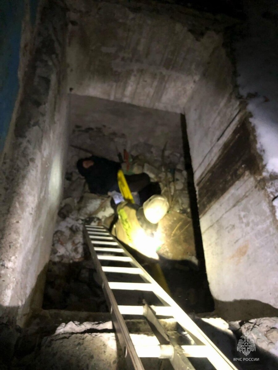    Спасение мужчины из подвала. Источник: t.me/mchs_altkray