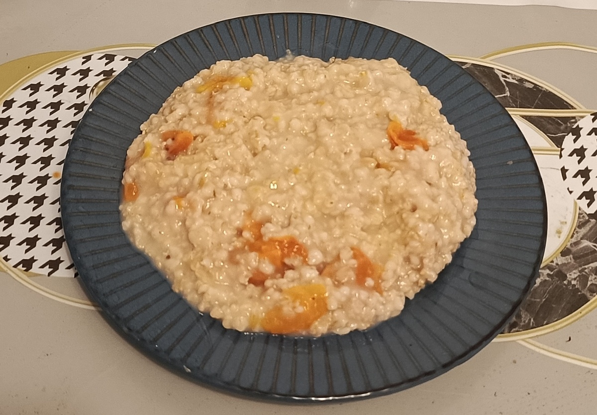 Каша овсяная с курагой. Кофе с халвой.