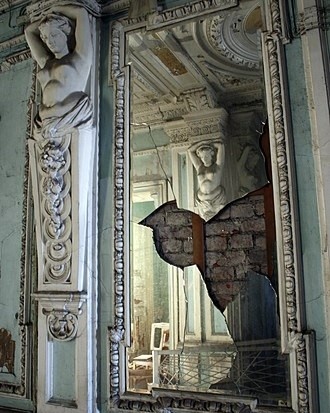 Разрушенный интерьер особняка