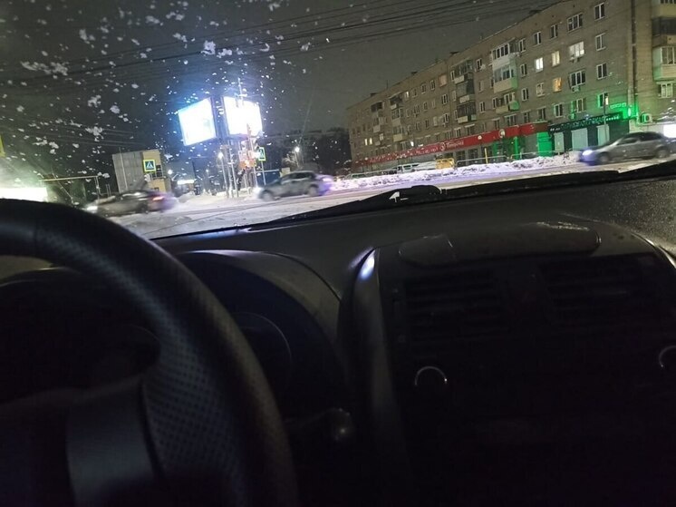     Водитель должен проверить исправность тормозов, аккумулятора и в случае необходимости заменить масло. Фото: «МК в Великом Новгороде»